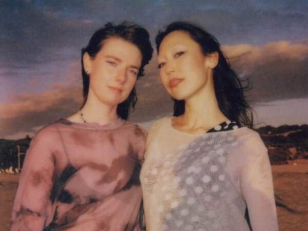 1周年の節目に放たれる、親愛なる友人たちとの化学反応──Patti HarrisonやAngie McMahonらによる大胆なリミックスを収録した、SASAMIの実験精神が結実したデラックス盤が登場