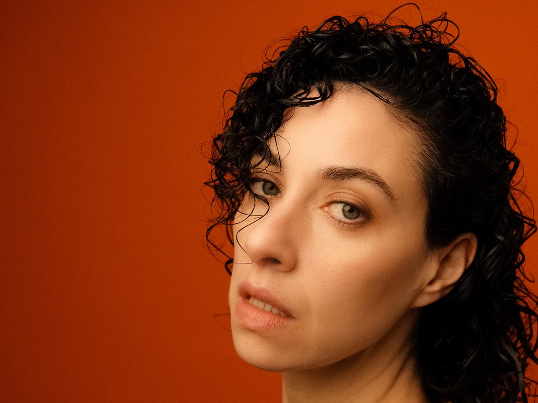 軍事化された海岸線、沈黙を強いられた地中海に『声』を。SHHEがカスタムシンセで挑む、言語を超えた音響彫刻『THALASSA』