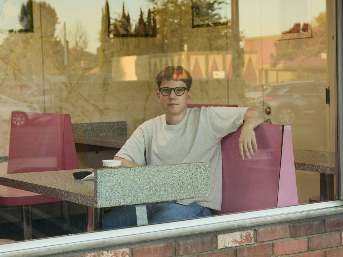 家族の記憶と共感の旋律。MoaningのSean Solomonがソロデビュー作で描く、静かなる再生の物語