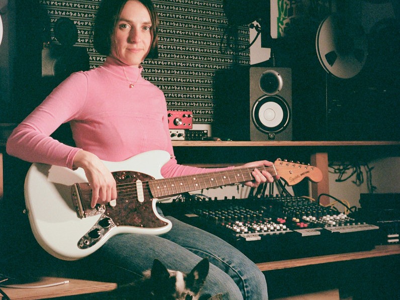 K Records傘下から放たれる、アニメーション的色彩と極上ジャングル・ポップの融合——Madeline BBがSlippersで描き出す、現代のポップ・マスターピース