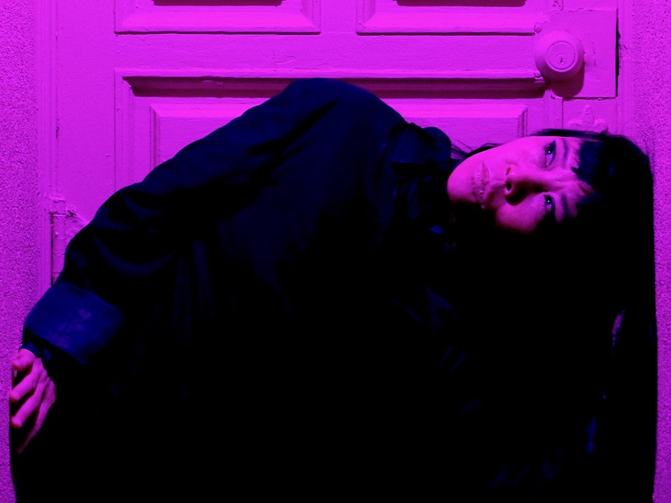 激動する世界と「安静時の心拍数」が交差する場所。Sook-Yin Lee が全編 72BPM の瞑想的ビートで描き出す、崩壊するシステムへの静かなる抵抗と自己解放の記録