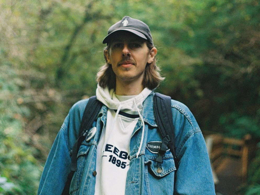 グラスゴーの才人 Sulka が原点回帰のローファイ・アンサンブル『Bute』を発表——先行シングル「All Bets Off」が映し出す、日常の断片と『ザ・ソプラノズ』に着想を得たシニカルで誠実な詩世界