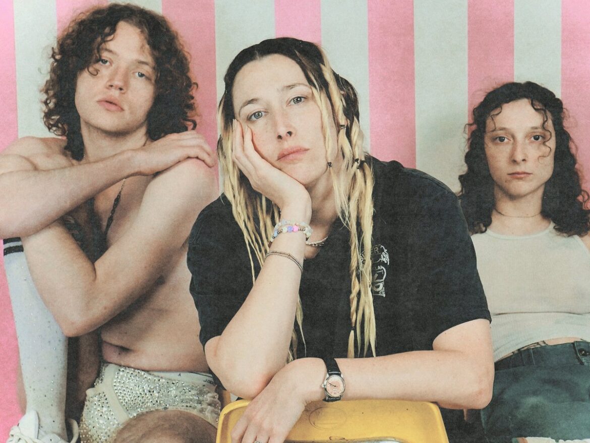 活動休止を乗り越え、パンクの危険な衝動が再燃。Iggy Popも絶賛するThe Bobby Leesが贈る、自信に満ちた最新章