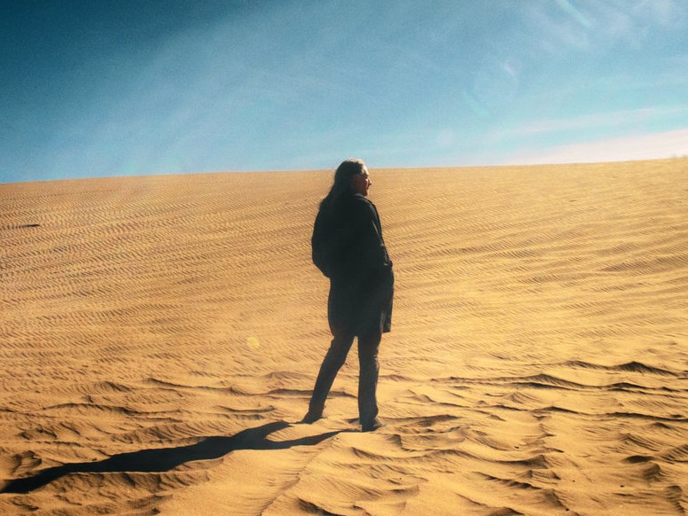 結成 25 年を経て辿り着いた、最もピュアで色彩豊かな「自己の肯定」。独創的なベース・コード奏法が紡ぐメロディが、曖昧な過去を鮮やかな未来へと繋ぎ止める 11 枚目の傑作