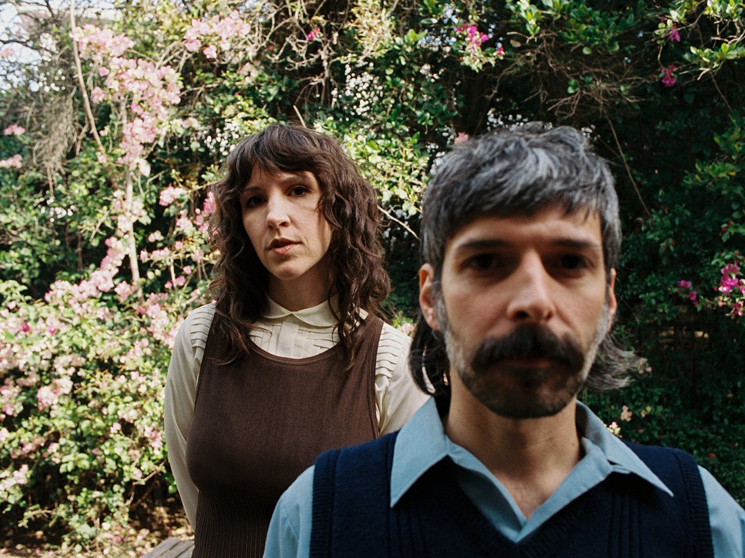 生活の中に咲く愛と、失われることを恐れない変化の記録——Widowspeakが16年の歳月を経て辿り着いた、最もロマンチックで最もリアルな第7作