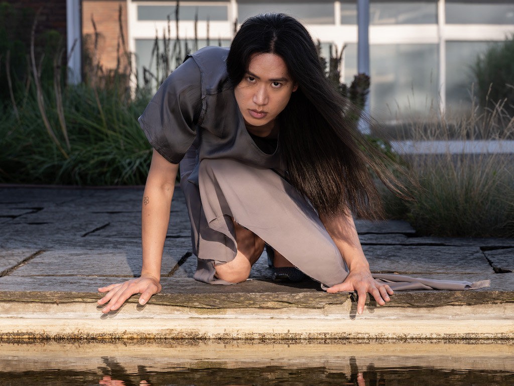 「監視カメラ越しの般若心経から生まれた、愛と異形の調べ」—— bela がニューシングル『Palaces in the Air』で解き放つ、声の真実