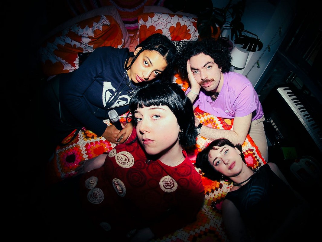 ダブリン発、90年代グランジの再解釈──遊び心とDIY精神が火を灯す、Delivery Serviceの瑞々しいデビューEP『five songs』