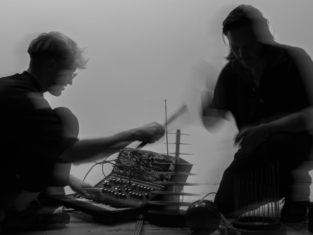 ドラム演奏を電圧へ変換する驚異のシステム。ミュンヘンのリズム探求者9msが、緻密なIDMとダイナミックなドラム・ワークアウトを融合させた3rdアルバム