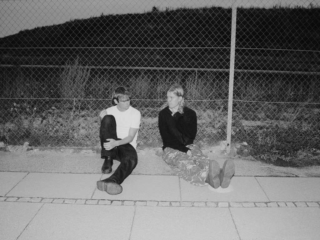 元Lissのドラマーと映画作家が描く、MØら豪華客演陣を迎えた北欧シネマティック・ポップの深化。A Good Year、ニューアルバム『Play』から新曲「Back of a car」を公開