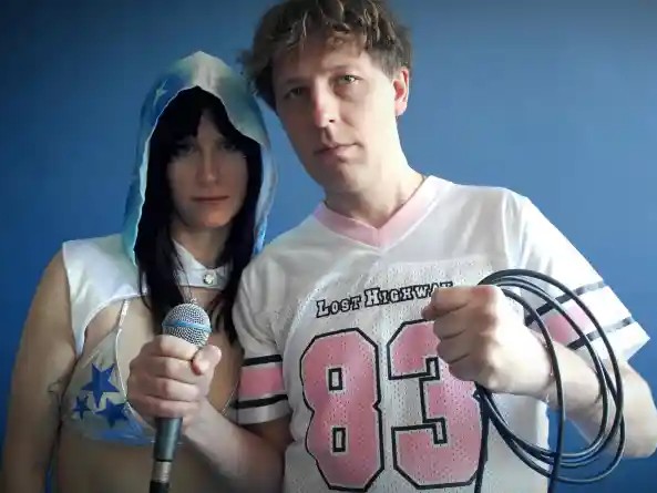 音楽界の「1時間スピード写真」を目指して。TOPSのDavid Carriereと表現者Amery Sandfordが現代の自己愛を射抜く「プロダクト・プレイスメント・パンク」の衝撃