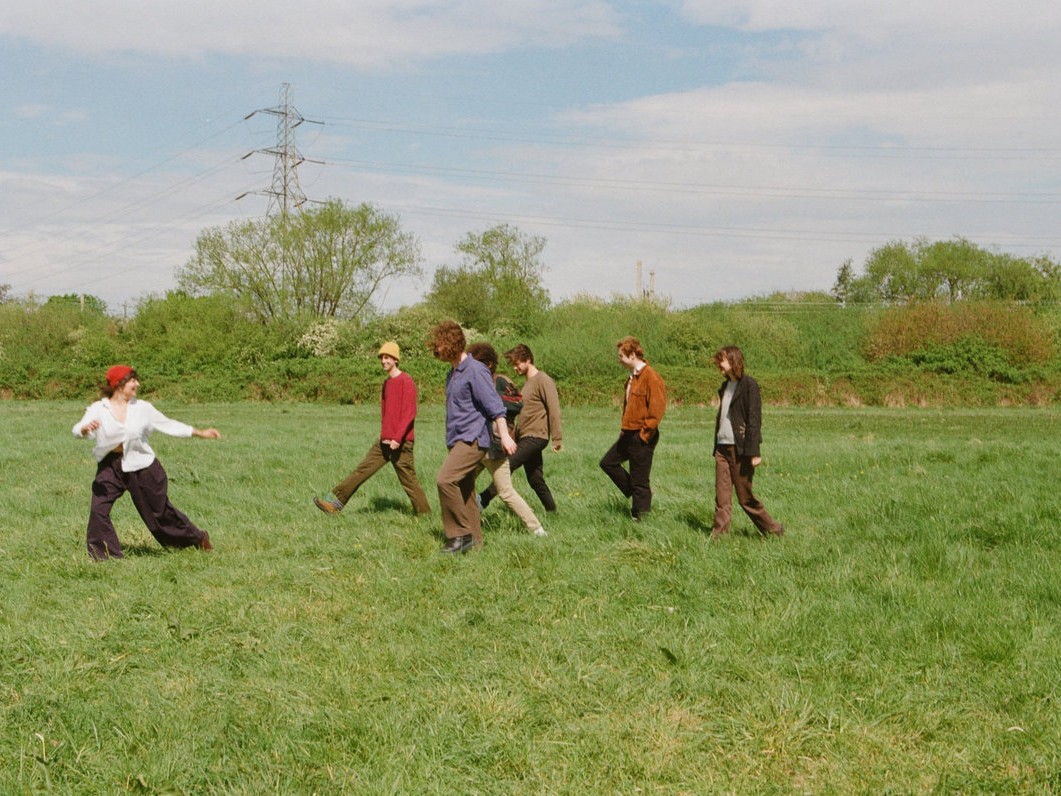 現代の不安を抱きしめ、光へと向かうインストゥルメンタルの深淵――For BreakfastがMaya Harrisonの歌声と即興的アンサンブルで提示する、最も誠実なポストロックの到達点