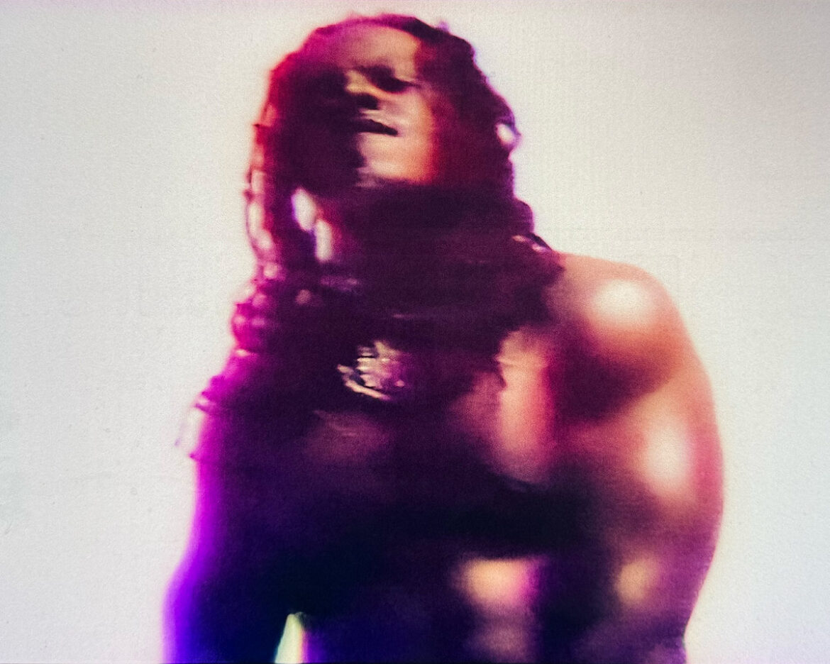 圧倒的な重低音と鋭利なデジタル・ノイズが交錯。名匠Kwes Darkoが10年の時を経て提示する、変異グライムの新境地