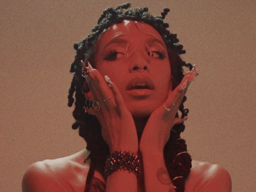 既存の枠を破壊するモダン・ポップの傑作——Magi Merlinが放つ、中毒性と真実が同居するデビュー盤『POWER HOUSE』降臨