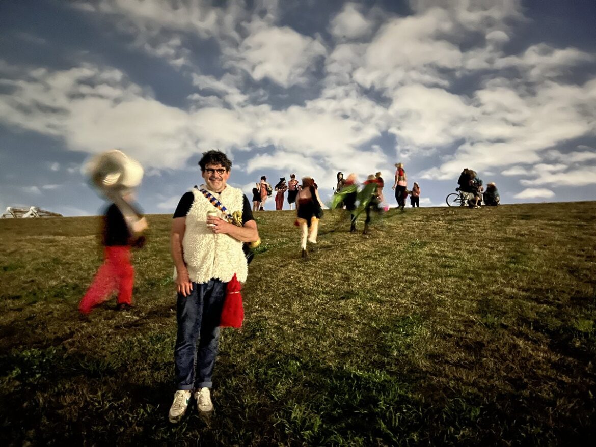 The NotwistのMicha Acherが自身の名曲群を再構築。室内楽とエレクトロニクスが織りなす、親密で幻想的な「音楽的降霊術」