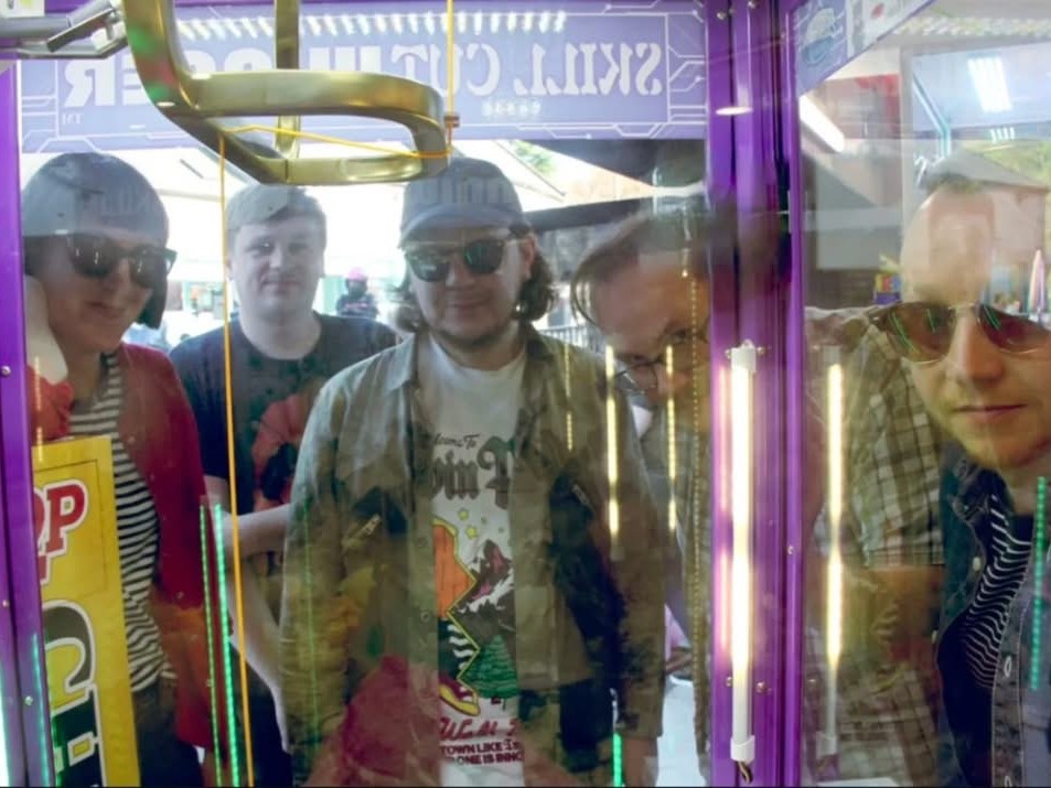 ギターとシンセが火花を散らす「エッグ・パンク」の新境地。No Peeling、先行シングル「Stationery」と共に中毒性溢れるカオスな音像をドロップ