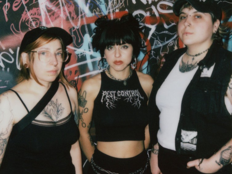 ロンドン・パンクの最前線 Shooting Daggers が放つ「真実」の記録：Refused の Dennis Lyxzén を迎えた新作の全貌