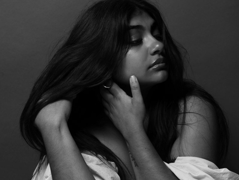 Mark Guilianaら現代ジャズの精鋭たちと描く、即興と信頼の記録——先行シングル「Arches」から紐解く、Sharada Shashidharの飽くなき実験精神