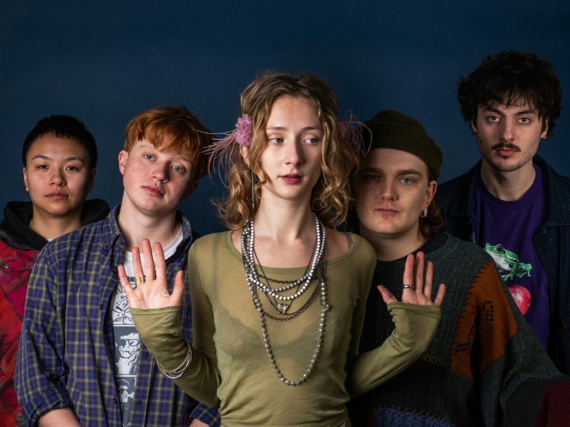 マンチェスター出身の5人組Truthpaste、サックスやバイオリンが織りなす独自の音響工作。数年の歳月を経て完成した「友情の歌」を携え、デビューEP『I Don’t Know Either』をリリース