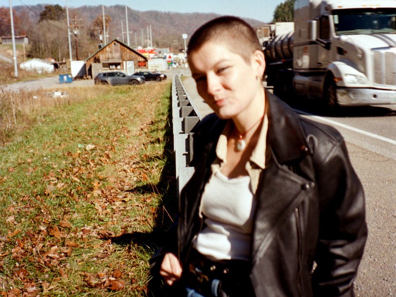 サックスからギター、そして「歌」への回帰。Zoh AmbaがMatadorから放つ、テネシーの泥と祈りが宿る渾身のデビュー作『Eyes Full』