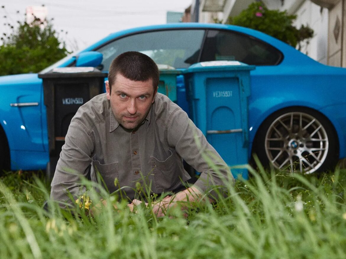 シューゲイザーと電子音響が交差する、Rick Altieriの野心的プロジェクト。above meが放つ待望の1stアルバム『Soften The Blows』