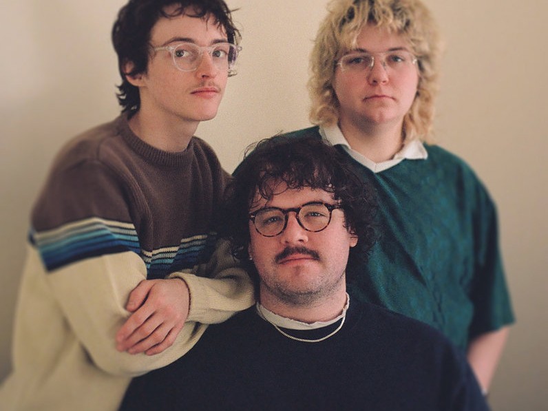 モントリオールの冬が生んだ実存的なスラッカー・グランジ——内省と爆音のダイナミズムが交差する、knittingの新たな最高傑作