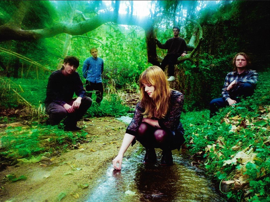 Slowdiveの残響と90年代MTVの系譜を継ぐ「音のシュルレアリスム」――she’s greenが崩れゆくような繊細なギターで描く、愛の喪失とメランコリーの極致