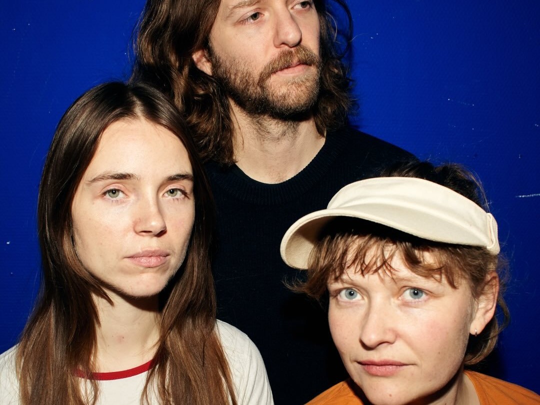 コペンハーゲンのトリオsssivが放つ新作EP『sssiv 2』――あえて不完全さを愛する彼らが、即興演奏の“偶然”から編み上げた、人間味あふれる親密なる音楽の旅路